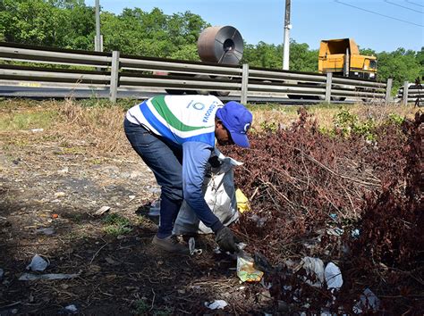 Obreros Recogen Sacos Diarios De Desechos En Un Tramo Despoblado De