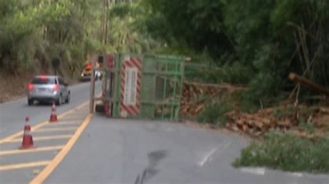 Carreta Carregada Com Toras De Madeira Tomba Na Rodovia Mogi Guararema