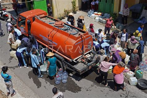 Pelajar Salurkan Bantuan Air Bersih Antara Foto