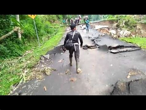 Jalan Kaki Di Jembatan Cinyiru Yang Putus Menuju Kp Muhara Bencana