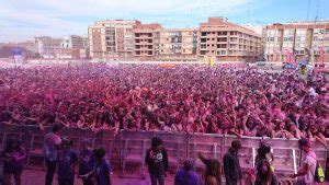 Personas Disfrutan De La Holi Run En Una Fiesta Del Deporte El