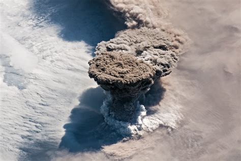 Iss Une Photo Incroyable Prise Depuis L Espace De L éruption Explosive Du Volcan Raikoke