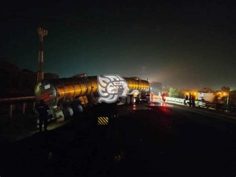 Tráiler doble pipa se accidenta en la autopista Orizaba Córdoba