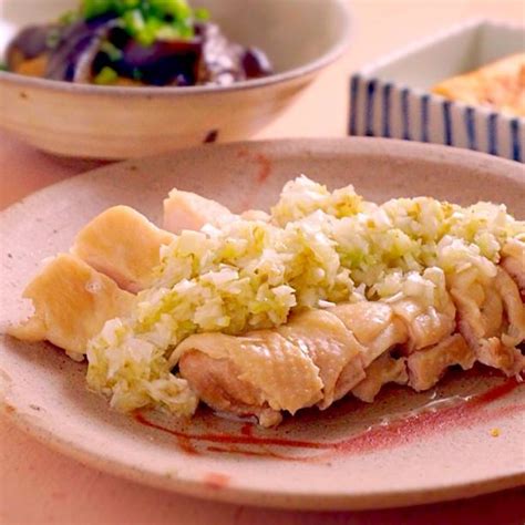 蒸籠で蒸すととってもジューシー！蒸し鶏のねぎ塩ゆず胡椒かけ あさこ食堂