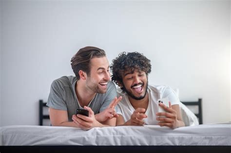 Hora De Hacerse Un Selfie Dos J Venes Sonrientes Haciendo Selfie