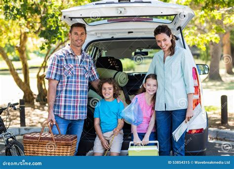 Familia Feliz Que Consigue Lista Para El Viaje Por Carretera Imagen De