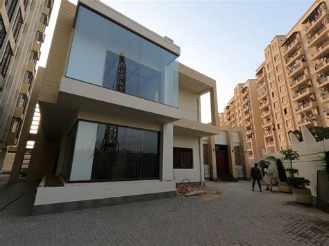 Reasonably Priced Prime Location 1700 Square Feet Flat In Falaknaz