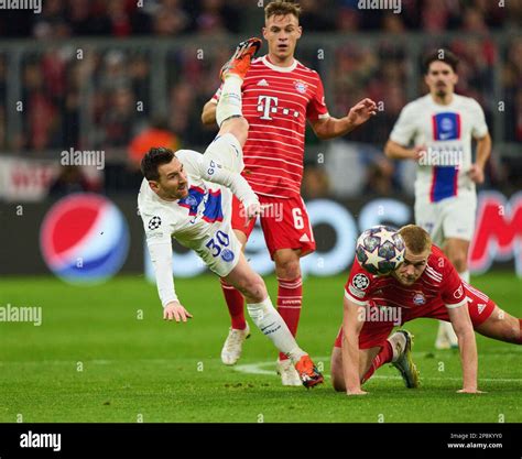 Lionel Messi PSG 30 compiten por el balón tackling duelo cabezazo