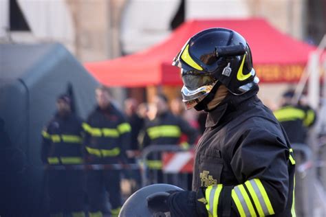 Bologna I Vigili Del Fuoco In Piazza L Esercitazione Uno Show La