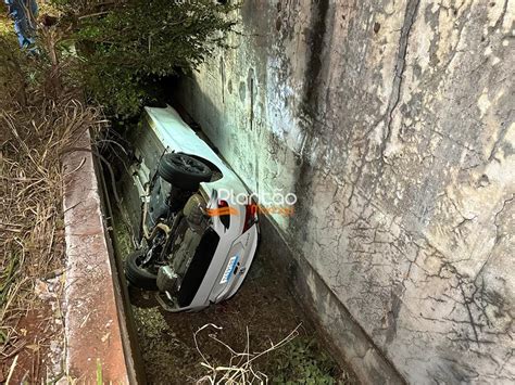 Carro Cinco Jovens Que Retornavam De Uma Festa Despenca De Altura