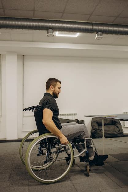 Un Ni O En Silla De Ruedas Juega Tenis De Mesa Foto Premium