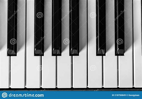 Teclas De Piano En Blanco Y Negro En La Parte Superior Imagen De