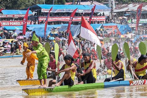 Foto Tradisi Pacu Jalur Festival Tahunan Kebanggan Kuantan Singingi