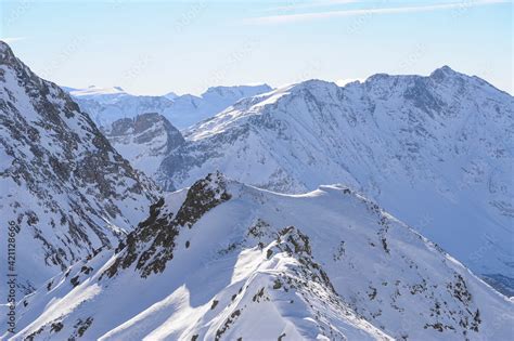 Station de ski française beaux sommets enneigés dans les Alpes Stock