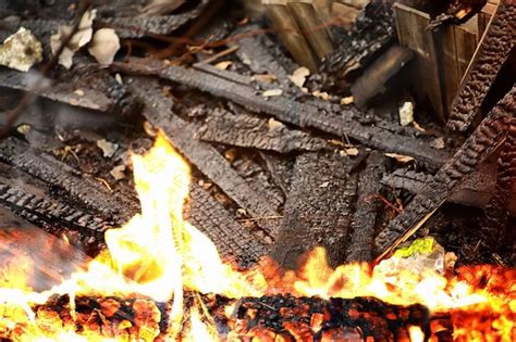 Casa De Madera Despu S Del Incendio Carbones En Los Troncos Las