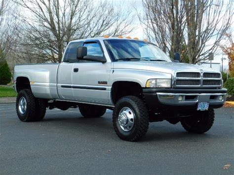 2001 Dodge Ram 3500 4x4 DUALLY / 5.9 CUMMINS DIESEL / 6-SPEED / LIFTED