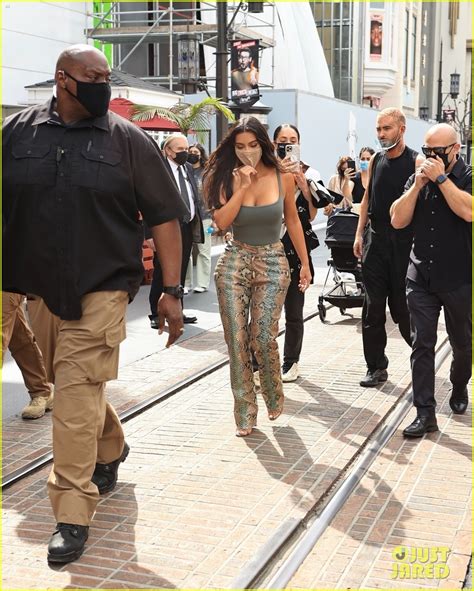 Photo Kim Kardashian Skims Pop Up Shop After Billionaire Status 17