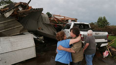 Kyk Dodelike Tornado Saai Verwoesting In Amerikaanse Dorp Netwerk