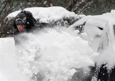 'Snow apocalypse' blankets frozen Moscow | Reuters