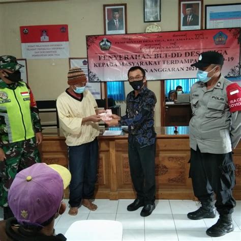 Penyerahan Bantuan Langsung Tunai BLT Dana Desa Tahap IX Desa Tiga