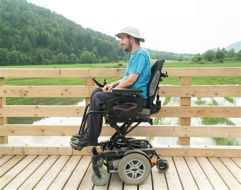 Le Lift Et Les Utilisateurs D’un Fauteuil Roulant électrique