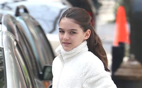 Suri Cruise é Vista Fotografando Flores Pelas Ruas De Ny Gq Noticias