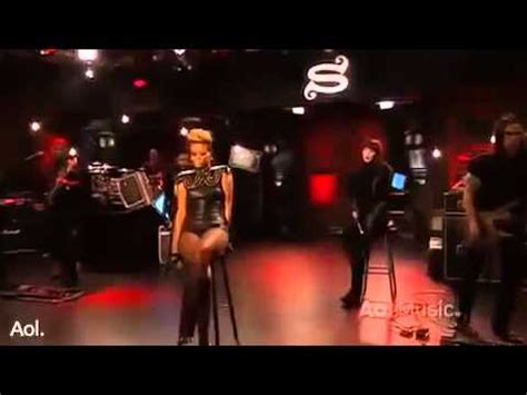 Rihanna Disturbia Live - YouTube