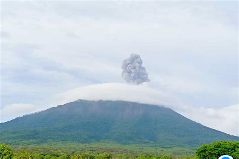 Gunung Ili Lewotolok Erupsi Lontarkan Abu Vulkanik Setinggi 1 000 Meter