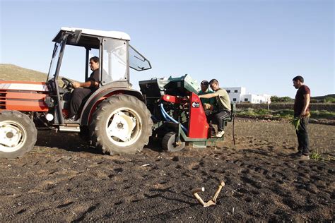 Teguise pone a disposición de los agricultores del municipio sembradora