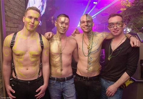 86 Pics Of Guys Stripped And Showing It Off For Mardi Gras In Chicago