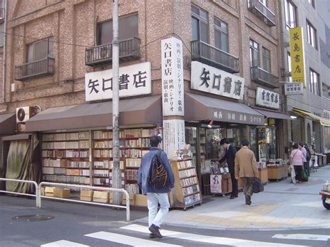 日本最大の古書店街【神田古書店街】｜and Trip たびびと