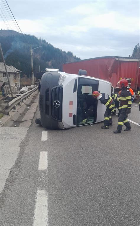 Plan roșu de intervenție Un microbuz s a ciocnit cu un autocamion la