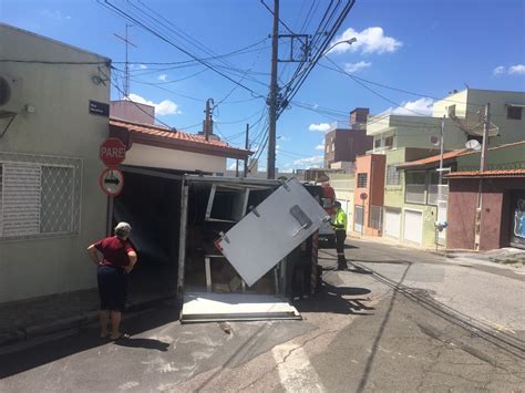 Passageira De Caminhão Fica Ferida Após Veículo Invadir Casa Em Jundiaí