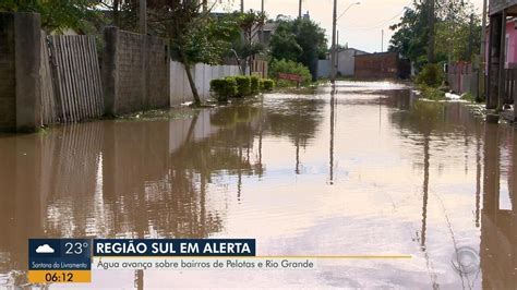 Cidades do Sul do RS têm alagamentos e moradores fora de casa após