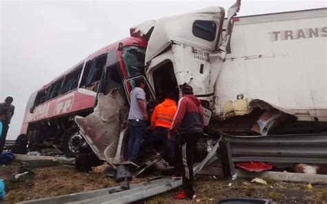 Un Muerto Y Heridos Por Choque Entre Autobuses Y Tr Iler Con