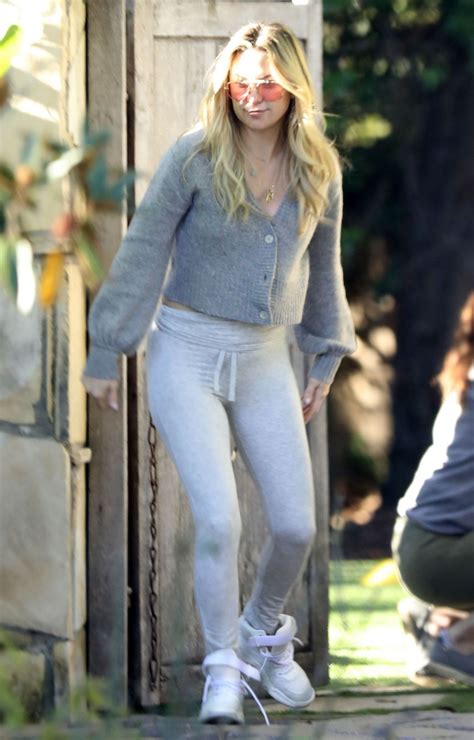 Kate Hudson Out In A Cropped Sweater And Leggings In Los Angeles 0304