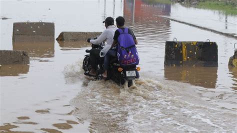 Delhi Rains Heavy Downpour Cause Waterlogging In Many Areas Today News