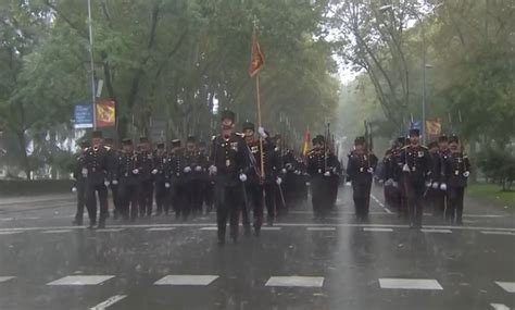 El Agua Entra En La Tribuna Real Y M S De Militares Empapados En