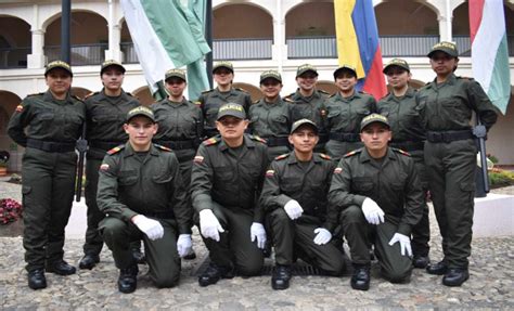 13 Auxiliares de Policía juran bandera Policía Nacional de Colombia