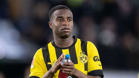 Bvb Vor Wechsel Theater Mit Youssoufa Moukoko St Rmer Bezieht Stellung