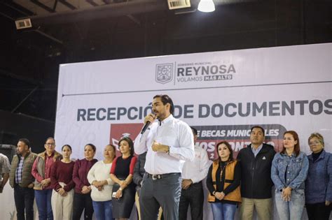 Recibi Alcalde Carlos Pe A Ortiz Documentos De Candidatos A Becas