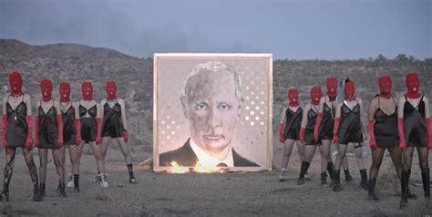 Las Pussy Riot queman un mural de Putin en un vídeo que recrea un