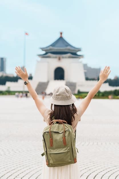 Mujer Viajera De Visita En Taiw N Turista Con Mochila Haciendo Turismo