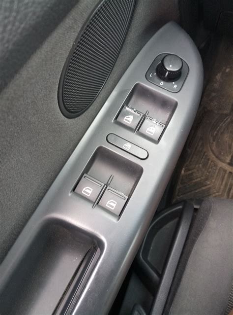 Замена кнопок водительской двери — Volkswagen Golf Plus, 1,6 л, 2007 ...
