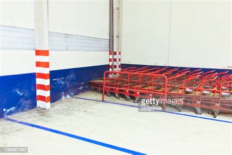 Grocery Lane Divider Photos Et Images De Collection Getty Images