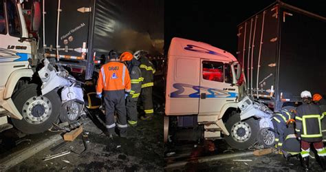 Carro Atingido Por Carretas Na Dutra Tr S Mortos Incluindo Uma