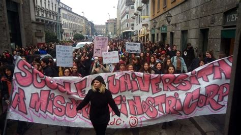 Milano Corteo Studentesco Femminista Gratis Contraccettivi E Assorbenti