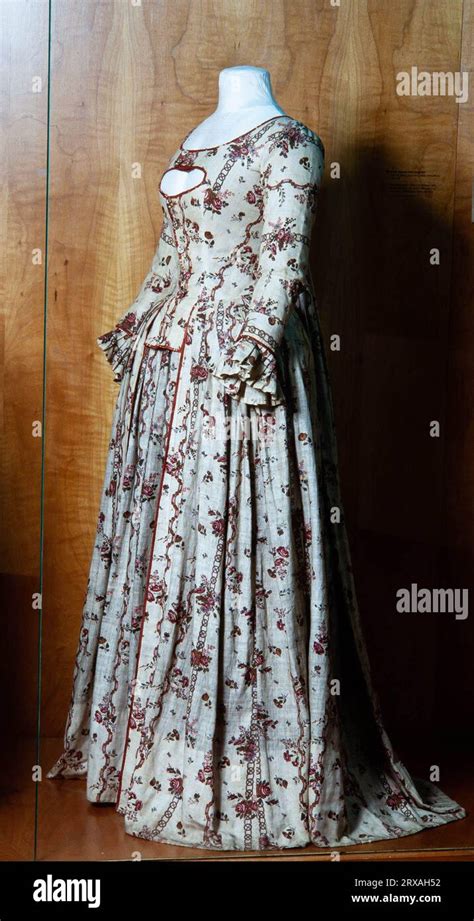 vestido del siglo xvi  res stock photography  images alamy