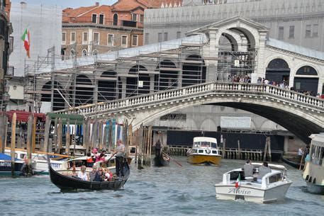 Venice Tourist Jumps Naked Into Grand Canal
