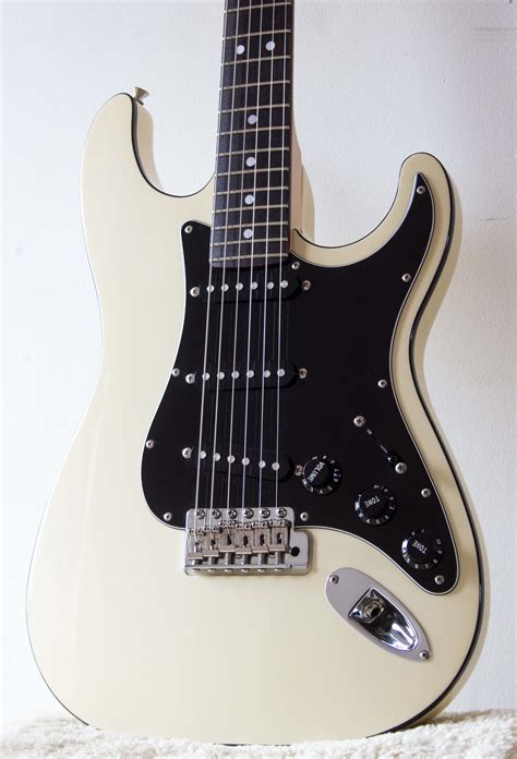 Fender Japan Aerodyne Stratocaster Medium Scale AST-M Vintage White 20 ...